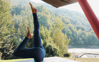 Femeie relaxată practicând yoga și acceptându-și corpul așa cum este – echilibru între minte și corp.