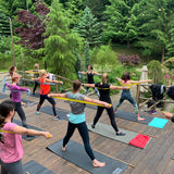 Sesiune de pilates în aer liber, desfășurată într-un cadru natural, parte din retreat-urile Juiceit pentru un stil de viață sănătos și activ
