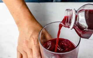 Client Juiceit savurând un suc verde presat la rece în timpul programului New You 3 zile