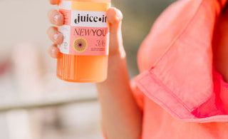 Femeie ținând în mână un suc Juiceit New You, perfect pentru programul de detoxifiere și un stil de viață sănătos