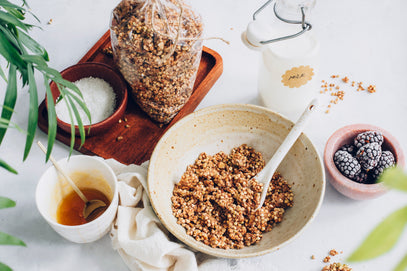 Mic dejun sănătos cu granola crocantă, lapte vegetal și fructe de pădure, perfect pentru un început de zi nutritiv și energizant