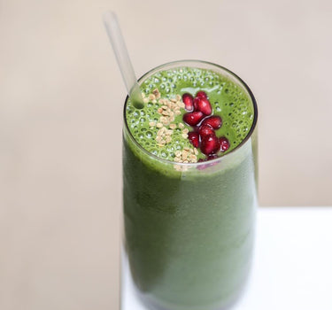 Smoothie verde nutritiv, decorat cu semințe de cânepă și mentă proaspătă,