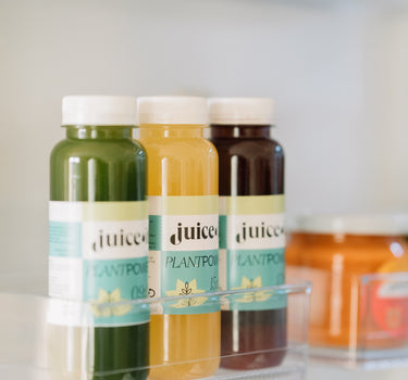 Sucuri presate la rece din gama Juiceit Plant Power, depozitate pe un raft de frigider, incluzând variante cu ingrediente naturale și nutritive pentru un stil de viață sănătos