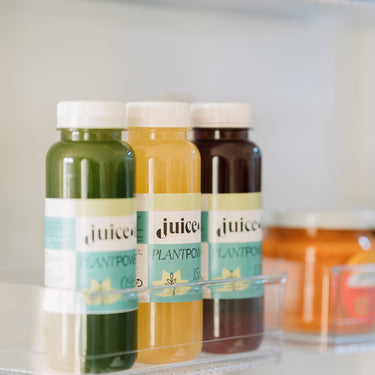 Sucuri presate la rece din gama Juiceit Plant Power, depozitate pe un raft de frigider, incluzând variante cu ingrediente naturale și nutritive pentru un stil de viață sănătos