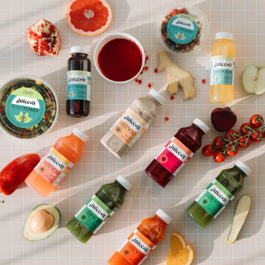 Produse Juiceit: sucuri naturale presate la rece din gama New You și Plant Power alături de ingrediente proaspete - grapefruit, rodie, ghimbir, roșii cherry și avocado. Oferă un mix de gusturi și beneficii pentru o alimentație echilibrată.