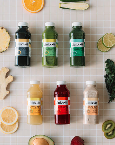 Gama de sucuri presate la rece Juiceit Yin&Young, realizată din ingrediente naturale precum ananas, ghimbir, kale, lime și avocado, pentru un stil de viață sănătos.