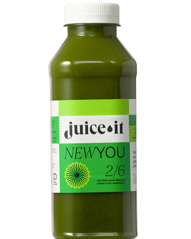 New You 2/6 - Sticlă cu suc natural Juiceit New You 2/6, preparat din spanac, măr, țelină apio, castravete, pătrunjel, ghimbir, lămâie și kale. O alegere perfectă pentru un boost de verdeață.