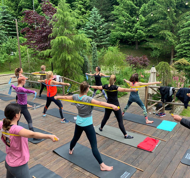 Sesiune de pilates în aer liber, desfășurată într-un cadru natural, parte din retreat-urile Juiceit pentru un stil de viață sănătos și activ