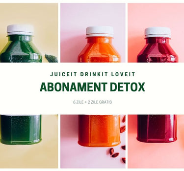 Abonament Juiceit cu sucuri presate la rece din gama Yin&Young, incluzând mixuri cu cărbune activ, spirulină, pudră de baobab, sfeclă roșie și semințe de chia, păstrate într-un frigider.
